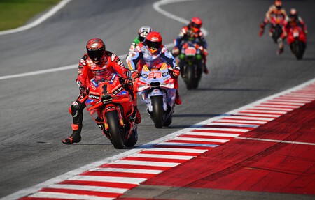 Pecco Bagnaia gana la guerra de los rebufos en Barcelona y mete en un pequeño lío a Jorge Martín  