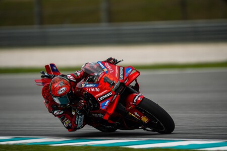 Pecco Bagnaia alarga el mundial hasta Barcelona, Marc Márquez se cae y espeluznante accidente de Jack Miller 