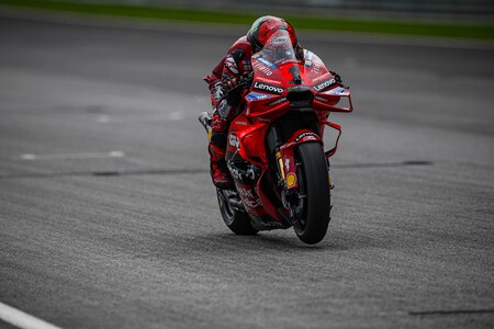 Pecco Bagnaia le levanta la pole a Jorge Martín con una de las mejores vueltas de la historia de MotoGP en Sepang 