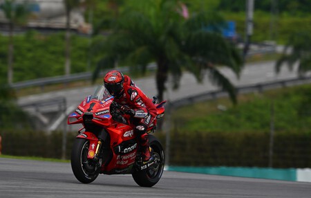 Pecco Bagnaia gana el primer duelo en Sepang, las Yamaha sorprenden con el motor nuevo y Marc Márquez roza el KO 