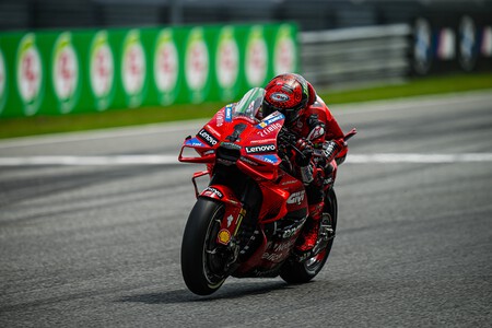 Pecco Bagnaia resurge bajo la lluvia pero la caída de Marc Márquez rescata la calculadora de Jorge Martín