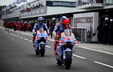 ¡Surrealista! La pésima salida de Marc Márquez en Australia se debió a un tear off que él mismo metió bajo su rueda trasera