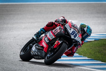 ¡Es leyenda! Adrián Huertas es el primer español campeón del mundo de Supersport pese a la victoria de Stefano Manzi 