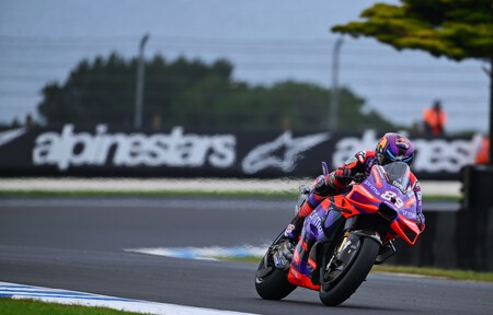 Jorge Martín roza el récord de Phillip Island para quitarle la pole a Marc Márquez y asustar a Pecco Bagnaia