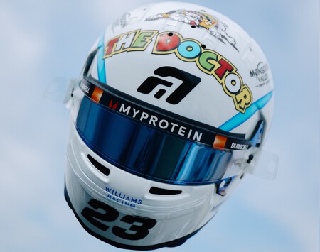 Uno de los pilotos más populares de la F1 va a celebrar su carrera 100 con un casco homenaje... ¡a Valentino Rossi! 