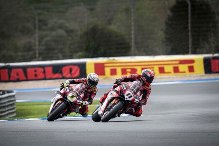 "Somos un equipo y decidí ayudarle". Álvaro Bautista acató órdenes de equipo de Ducati, aunque su compañero no parece muy agradecido 