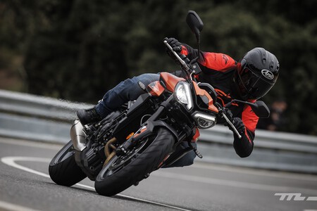 Probamos la Triumph Street Triple 765 R A2: buen motor, mucho equipamiento y excelente chasis para estrenar por todo lo alto el carnet recién sacado