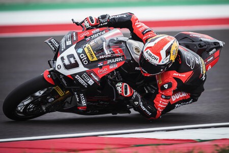 Danilo Petrucci se estrena en Superbikes liderando un triplete ducatista y con remontada de Álvaro Bautista 