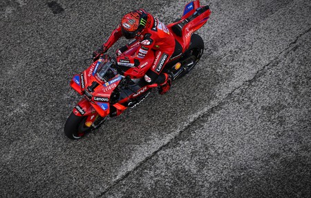 Pecco Bagnaia revienta el récord de Misano, Jorge Martín se cae y Fabio Quartararo hace milagros con su Yamaha 