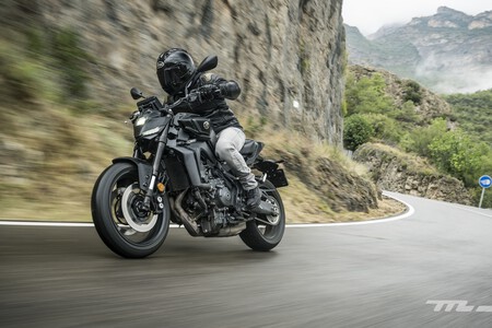 Probamos la Yamaha MT-09 Y-AMT:  sin maneta de embrague ni pedal de cambio, pero con buenas sensaciones