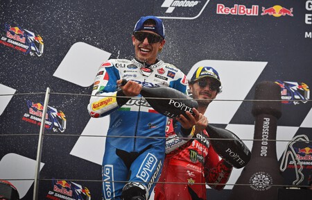 Pecco Bagnaia ya va ganando MotoGP 2025. Le han encantado  las nuevas gomas de Michelin, pero para Marc Márquez son "peligrosas" 