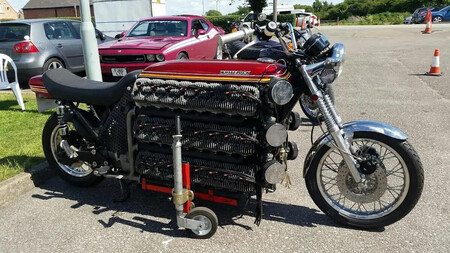 El vehículo con más cilindros del planeta es esta Kawasaki de 500 CV con 48 cilindros. Y su dueño se ha jubilado con ella