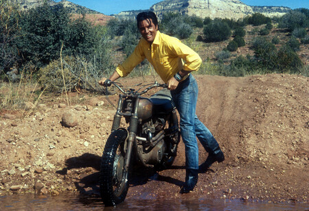 A Elvis Presley flipó tanto la primera vez que probó una Triumph que compró nueve para sus amigos y tuvieron una banda. Hoy le hacen una moto homenaje