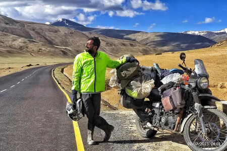 Dejó su trabajo para recorrer su país en moto trail. Un viaje épico de 140.000 kilómetros, una Royal Enfield y un involuntario récord mundial muy difícil de batir