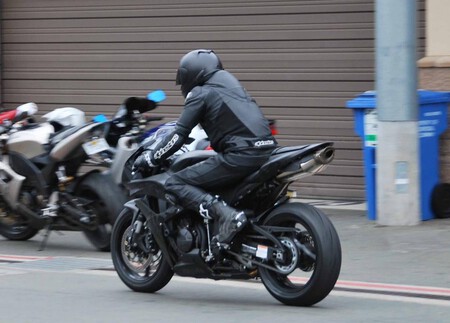 En el garaje de Christian Bale no solo hay un Batmóvil. Además tiene una colección de motos de lujo que incluye una Honda CBR 