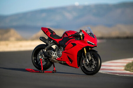 Mamma mia! Ducati le ha metido la tijera a la nueva Panigale V2: 35 CV menos, pero ahora es más moto y cuesta menos