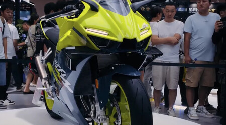 Creó una marca de motos que lo petó en China, pero se fue por "razones espirituales". Ahora acaba de crear otra, y su primera bestia parece una Kawasaki ZX-4R 