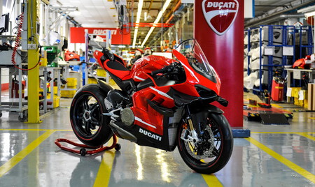 Así fabrica Ducati su superbike más cara. 88 minutos y 115.000 euros de puro placer artesanal italiano 