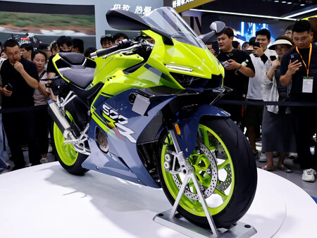 Parece una Kawasaki ZX-4RR, pero es una deportiva china más rápida y barata. Y encima te la regalan si ayudas en las pruebas