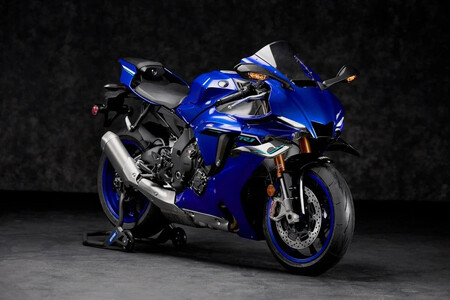 Nadie quiere gastarse 23.000 euros para ir a 90 km/h. La nueva Yamaha R1 es el ejemplo de que las grandes motos deportivas están desapareciendo de las carreteras