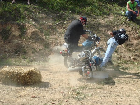 Los Juegos del Hambre moteros. Se embisten moto contra moto y el que quede en pie, gana. A veces acaban a tortas 