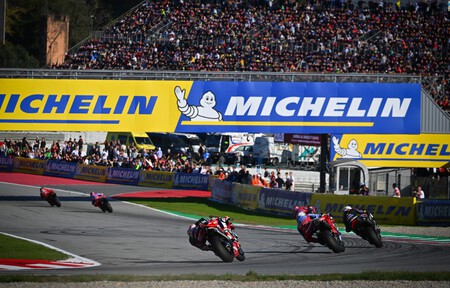 La improvisada carrera final de MotoGP en Barcelona tenía muchas papeletas para ser un desastre, pero el trabajo contrarreloj de Michelin lo evitó 