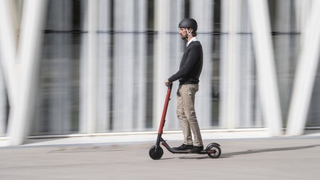 Un patinete eléctrico se incendia de noche mientras cargaba y provoca quemaduras por ácido a su dueña