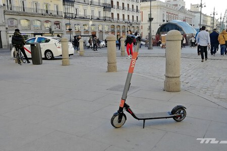 Viendo a estos tres individuos en patinete por los túneles de la M-30 es normal que Madrid decida limitar su número 