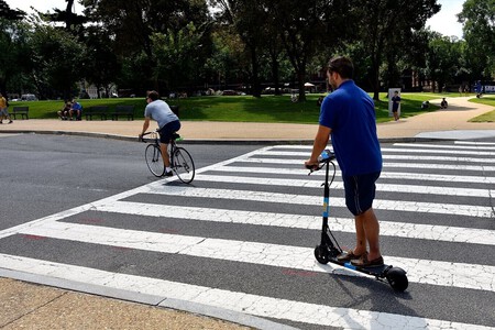 Graban A Tres Personas Conduciendo Patinetes Electricos Por La M 30 De Madrid 003