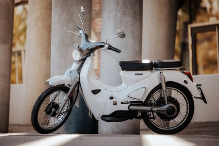 Parece una Honda Super Cub, pero no: es un nuevo scooter eléctrico y pinta retro que cuesta menos de 2.500 euros 