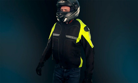 Helite es una chaqueta de moto con airbag con un precio de 690 euros y reutilizable por 30 euros cada cartucho