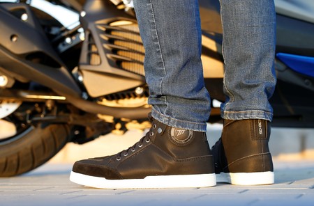 De la moto al trabajo bien protegido con las botas Seventy Degrees Urban SD-BC7, por 95 euros