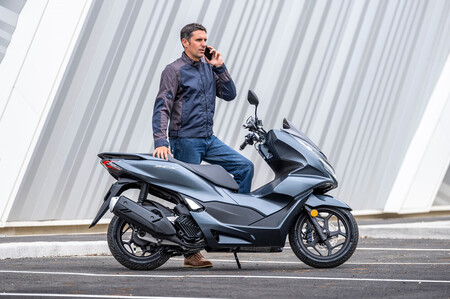 El Honda PCX125 con Control de Par Seleccionable de serie ya está a la venta por 3.150 euros