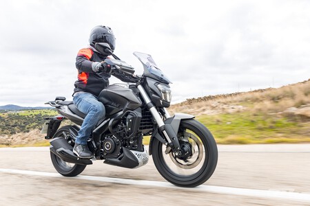 Probamos la Bajaj Dominar 400: la moto cómoda, fácil e indestructible de la que nos habíamos olvidado, por 4.999 euros 