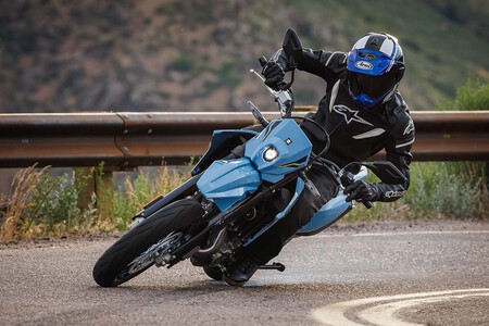 Suzuki revive sus motos del año: dos juguetes con origen trail de los 2000 que ahora son un diablo con ruedas para divertirse a lo bestia