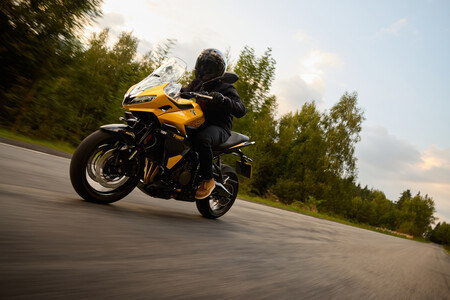 La Triumph Tiger Sport 800 es la nueva sport-touring de mirada felina con tres cilindros y 115 CV para viajar como un rey de la carretera