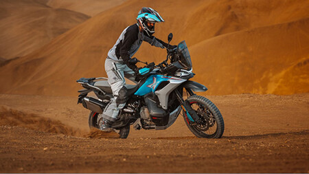 Voge lo está petando con la 900DSX gracias a BMW. Su nueva rival trail es la CFMoto 800 MT-X, y es como una KTM pero china, y barata