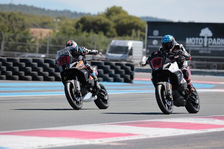 En Francia las nuevas carreras de maxi-trail lo están petando. Tocando rodilla como una MotoGP, pero de 250 kilos 