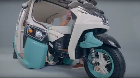 Una camioneta que se abre a la mitad y saca un scooter de su interior. El nuevo plan del Gobierno para inundar las carreteras