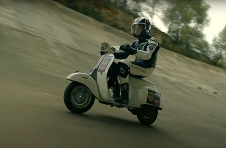 Un jubilado dando vueltas 24 horas a un circuito con su Vespa de hace medio siglo. El nuevo récord que cualquiera puede hacer en España