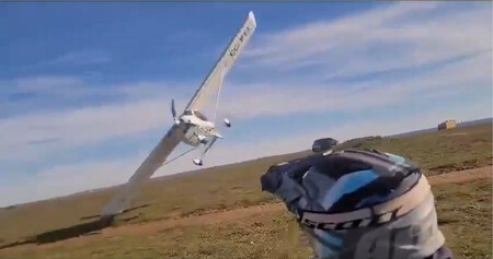 Graban en vídeo como una avioneta se choca contra su moto mientras hacen enduro, rompe un ala y acaba estrellándose