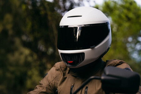 Este casco de moto es una revolución porque protege de algo en lo que nadie había pensado antes: la contaminación