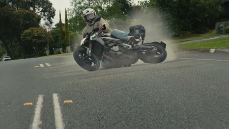 Se le metió un insecto en el casco y sufrió un accidente de moto que le dejó incapacitado. Su empresa lo ha despedido, y ahora un juez les da la razón