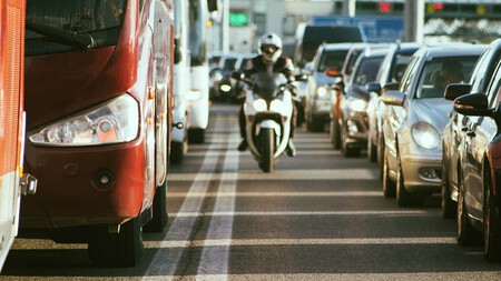 París acaba de prohibir algo básico que los españoles hacemos mucho en moto. Y quieren salir a quemar las calles