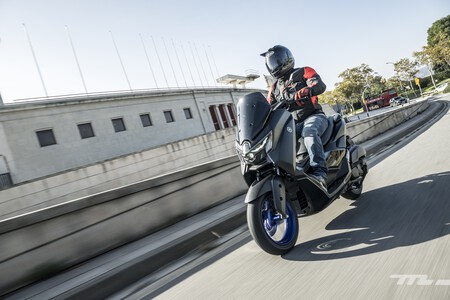 Probamos el Yamaha NMAX 125: el scooter urbano superventas de Yamaha ya era muy bueno, pero ahora se viste de TMAX y mantiene un consumo ridículo