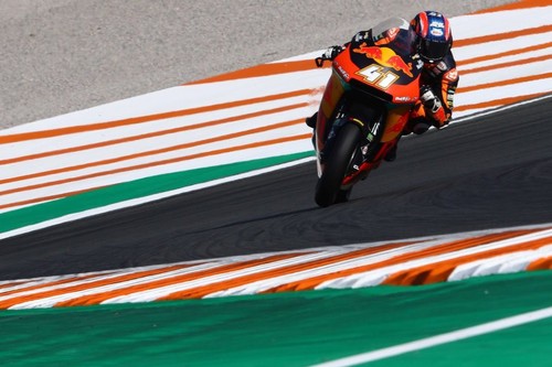 Brad Binder cierra la temporada de Moto2 con una victoria en Valencia ante otra caída de Álex Márquez