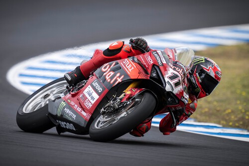 Álvaro Bautista acaba por los suelos mientras su compañero novato Nicolò Bulega arrasa en su debut con Ducati