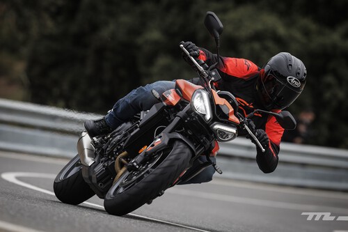 Probamos la Triumph Street Triple 765 R A2: buen motor, mucho equipamiento y excelente chasis para estrenar por todo lo alto el carnet recién sacado