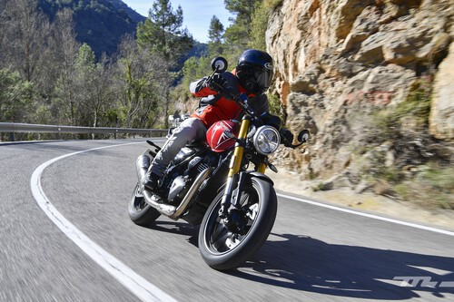 Probamos la Triumph Speed 400: la Triumph más barata es una moto para el carnet A2 que da muchas ganas de meter en tu garaje