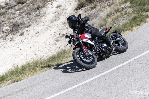 Probamos la Ducati Scrambler Icon: una moto con el nivel de molamiento muy alto que ahora es aún más divertida